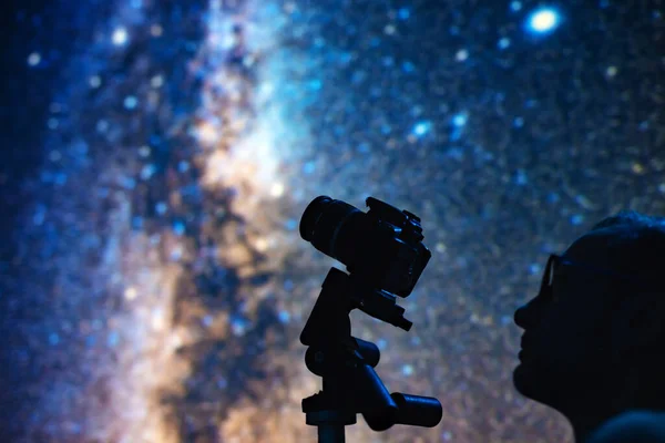 Astronomer Fotografera Vintergatan Natthimmel Med Kamera — Stockfoto