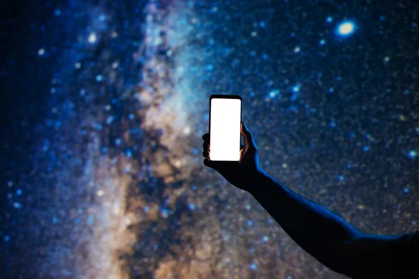 現代のスマートフォンで天の川の夜空を撮影する天文学者 — ストック写真
