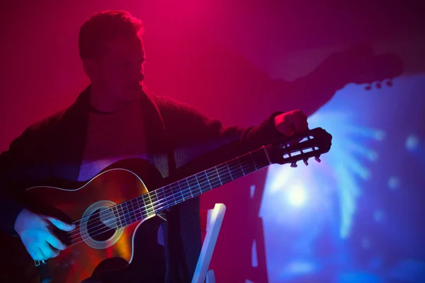 Musiker Spielt Akustikgitarre Nebligem Club Mit Bunten Lichtern — Stockfoto