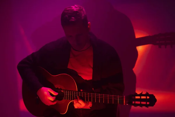 Sisli Bir Kulüpte Renkli Işıklarla Akustik Gitar Çalan Müzisyen — Stok fotoğraf