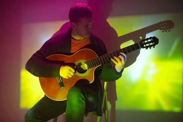 Músico Tocando Guitarra Acústica Clube Nebuloso Com Luzes Coloridas — Fotografia de Stock