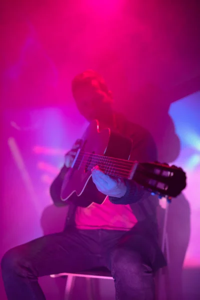 Músico Tocando Guitarra Acústica Clube Nebuloso Com Luzes Coloridas — Fotografia de Stock