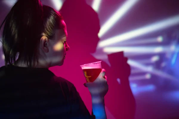 Bir Kadın Gece Kulübünde Plastik Bir Bardak Bira Tutuyor Içiyor — Stok fotoğraf