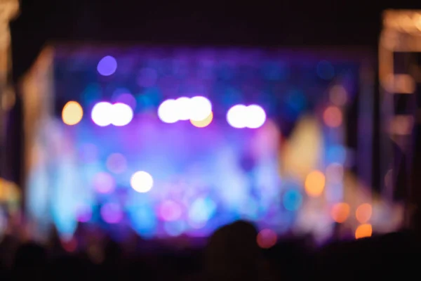 舞台照明付きのコンサート群集のシルエット 焦点がぼやけている写真 — ストック写真