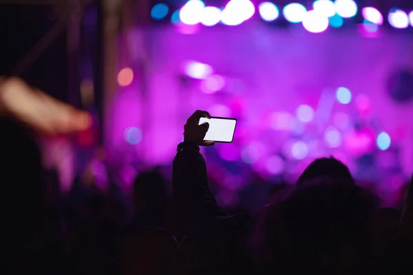 Πρόσωπο Που Κατέχει Smartphone Και Σιλουέτες Του Πλήθους Συναυλία Φώτα — Φωτογραφία Αρχείου