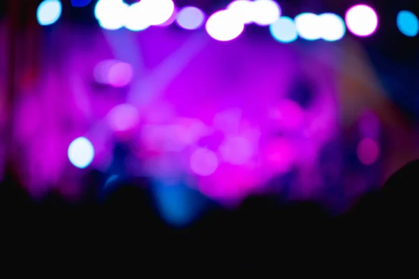舞台灯火通明的音乐会人群的轮廓 焦距模糊的照片 — 图库照片