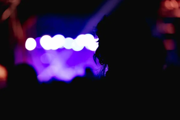 ステージ照明付きのコンサート群集のシルエット — ストック写真