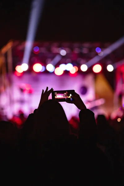 Πρόσωπο Που Κατέχει Smartphone Και Σιλουέτες Του Πλήθους Συναυλία Φώτα — Φωτογραφία Αρχείου