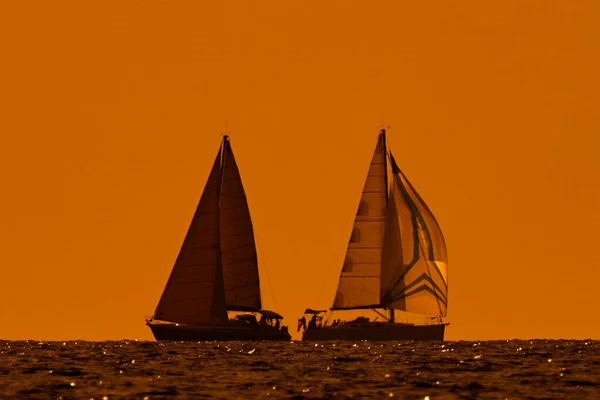 日落日出时间和海洋地平线下帆船的轮廓 — 图库照片
