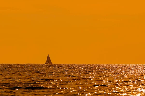 Σιλουέτα Ενός Ιστιοπλοϊκού Σκάφους Στο Ηλιοβασίλεμα Την Ανατολή Του Χρόνου — Φωτογραφία Αρχείου