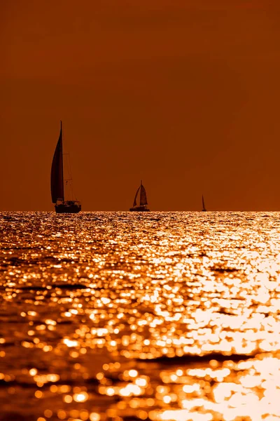 Силует Вітрильного Човна Заході Сонця Час Сходу Сонця Океанський Горизонт — стокове фото