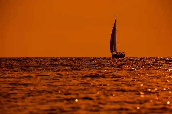 Σιλουέτα Ενός Ιστιοπλοϊκού Σκάφους Στο Ηλιοβασίλεμα Την Ανατολή Του Χρόνου — Φωτογραφία Αρχείου
