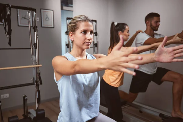 Jonge Vrouw Man Trainen Een Fitnessruimte Met Personal Trainer Pilates — Stockfoto