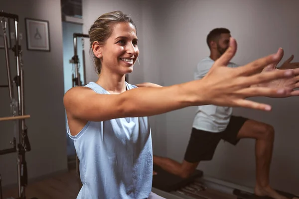 Ung Kvinna Och Man Tränar Gym Med Personlig Tränare Pilatesmaskin — Stockfoto
