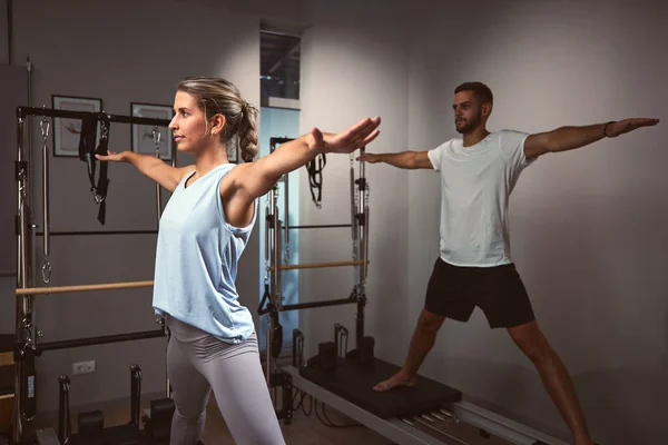 Jonge Vrouw Man Trainen Een Fitnessruimte Met Personal Trainer Pilates — Stockfoto