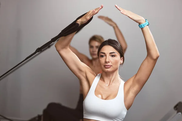 Jeunes Femmes Faisant Exercice Dans Une Salle Gym — Photo