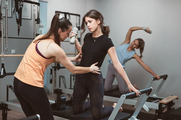 Unga Kvinnor Träning Gym — Stockfoto