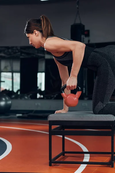 Sportig Kvinna Gör Ryska Kettlebell Motion Ett Gym — Stockfoto