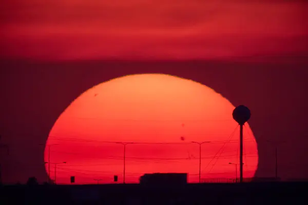 大太阳 用大焦距望远镜拍摄太阳黑子 — 图库照片