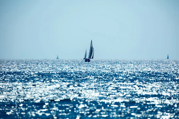 Açık Deniz Sularında Yelken Açmak — Stok fotoğraf