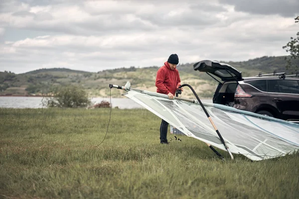 Windsurfer Και Camper Αποσυσκευασία Εξοπλισμού Από Ένα Αυτοκίνητο Στη Φύση — Φωτογραφία Αρχείου