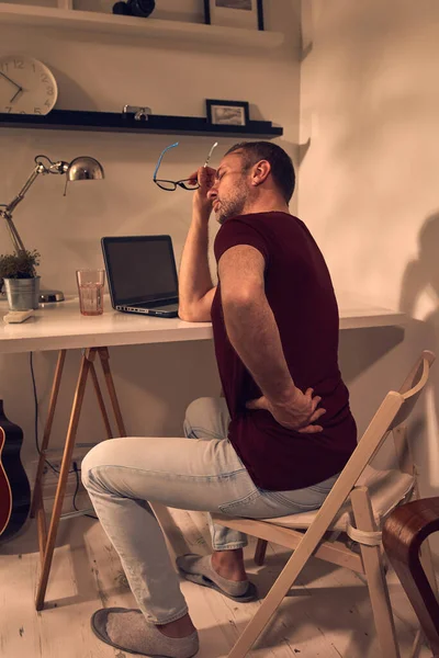 Kalçası, sırtı, omurgası, fıtığı ve siyatik ağrısı olan bir adam..