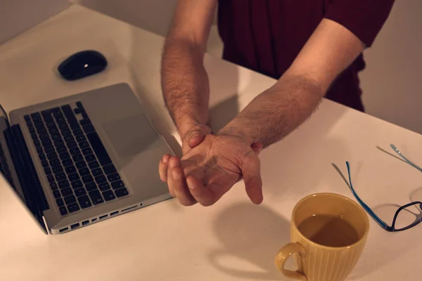 Mann Mit Schmerzen Hand Und Arm Beim Arbeiten Heimischen Laptop — Stockfoto