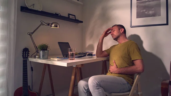 Mężczyzna Bólem Brzucha Głowy Podczas Pracy Domu Laptopie — Zdjęcie stockowe