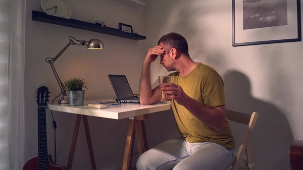 Mężczyzna Bólem Głowy Uczucie Wyczerpania Podczas Pracy Laptopie Domu — Zdjęcie stockowe