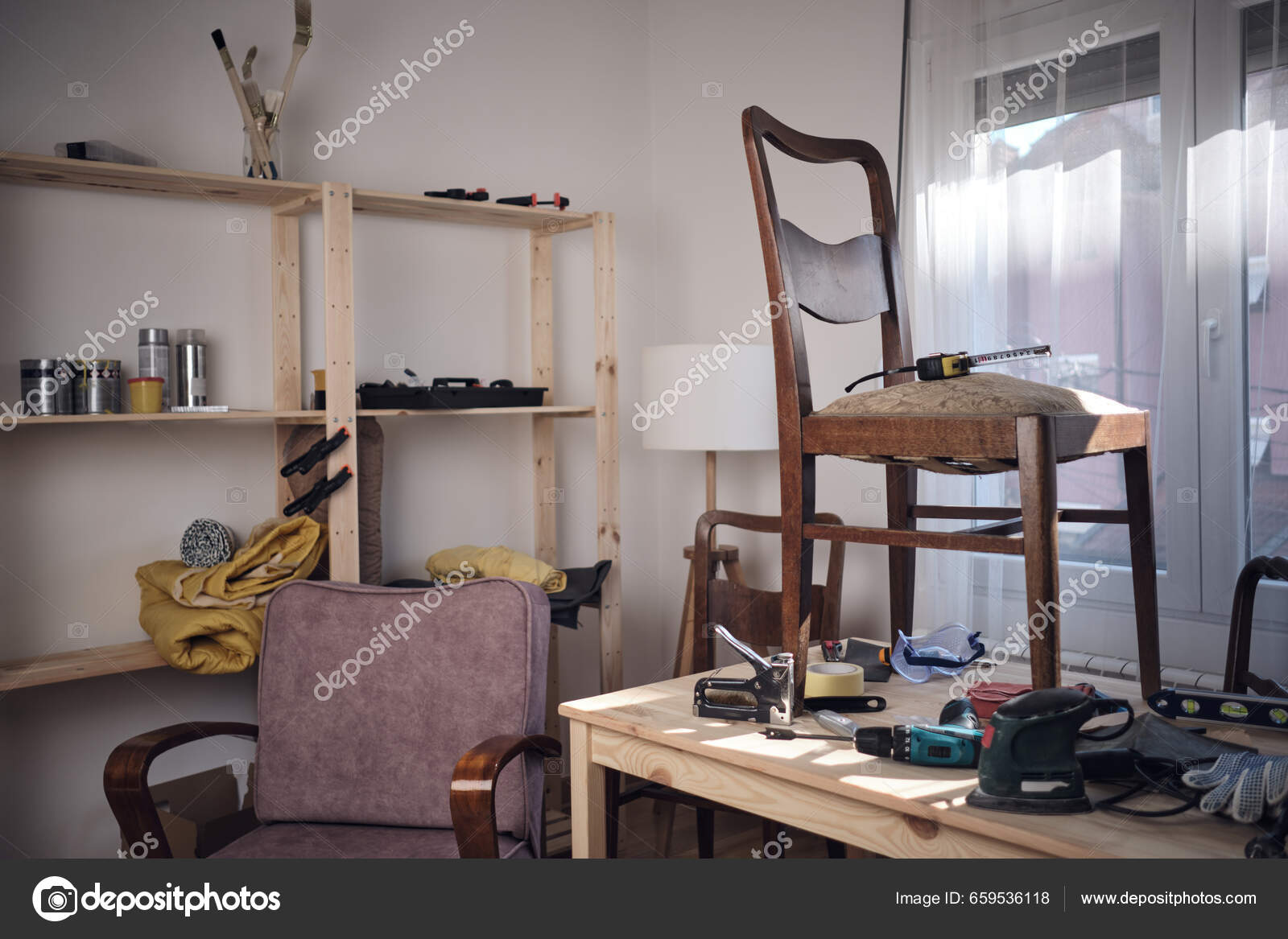 Pequena Oficina Doméstica Para Reparação Restauração Móveis fotos, imagens  de © milangucci #659536118