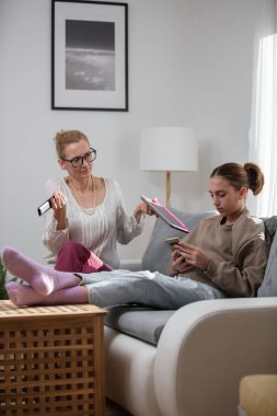 Annem akıllı telefondan video oyunu oynarken evde tembel bir ergen kızla sorun yaşıyor..