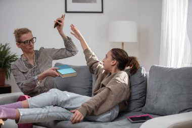 Annem akıllı telefondan video oyunu oynarken evde tembel bir ergen kızla sorun yaşıyor..