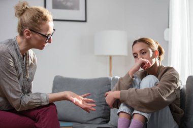 Anne evde zor bir genç kızla konuşuyor..