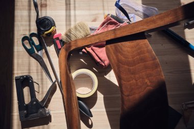 Mobilya onarımı ve restorasyonu için küçük ev atölyesi.