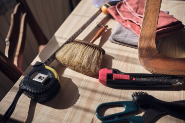 Mobilya onarımı ve restorasyonu için küçük ev atölyesi.