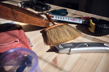 Mobilya onarımı ve restorasyonu için küçük ev atölyesi.