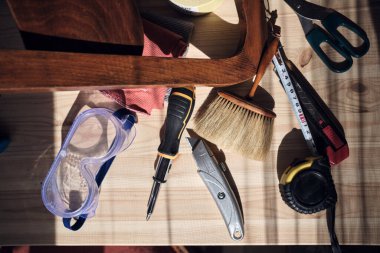 Mobilya onarımı ve restorasyonu için küçük ev atölyesi.