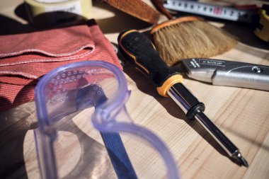 Mobilya onarımı ve restorasyonu için küçük ev atölyesi.