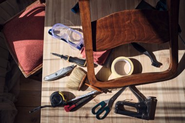 Mobilya onarımı ve restorasyonu için küçük ev atölyesi.