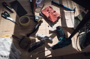 Mobilya onarımı ve restorasyonu için küçük ev atölyesi.