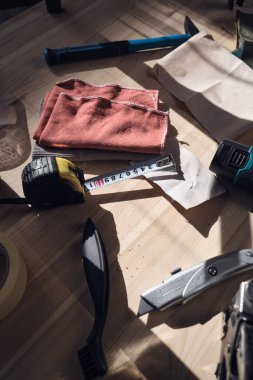 Mobilya onarımı ve restorasyonu için küçük ev atölyesi.