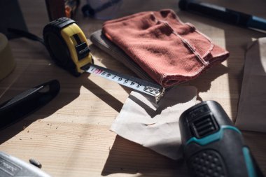 Mobilya onarımı ve restorasyonu için küçük ev atölyesi.
