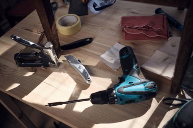 Mobilya onarımı ve restorasyonu için küçük ev atölyesi.