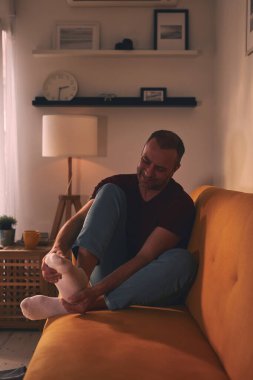 Evinde ayak ağrısı olan bir adam..