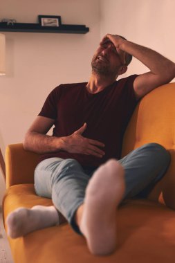 Midesi ve başı ağrıyan bir adam..