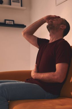 Midesi ve başı ağrıyan bir adam..