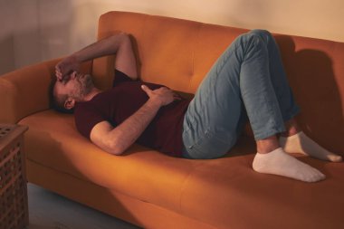 Midesi ve başı ağrıyan bir adam..