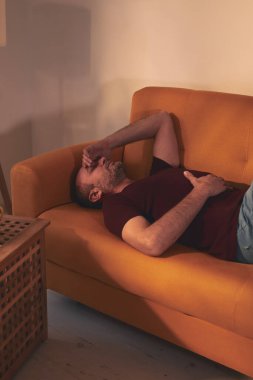 Midesi ve başı ağrıyan bir adam..