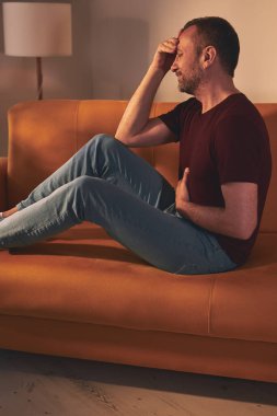 Midesi ve başı ağrıyan bir adam..