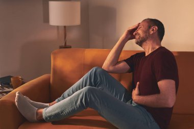 Midesi ve başı ağrıyan bir adam..